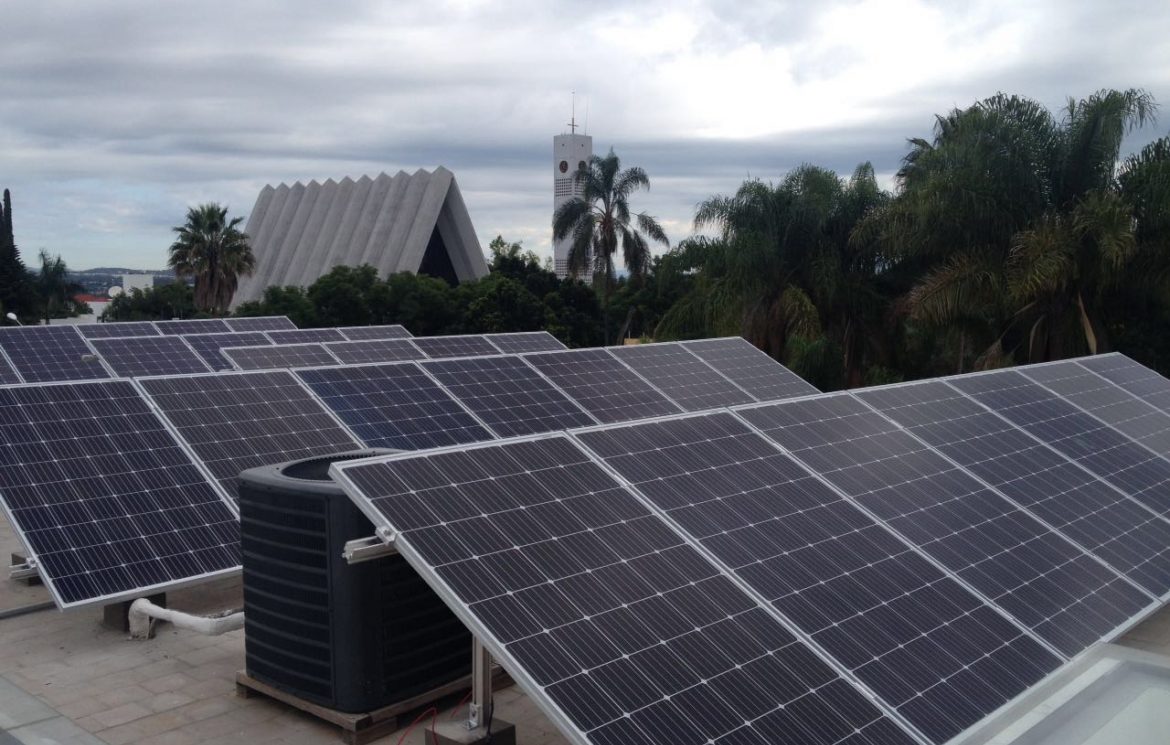 Suna Energy - Instalación de Paneles Solares en el techo de una casa